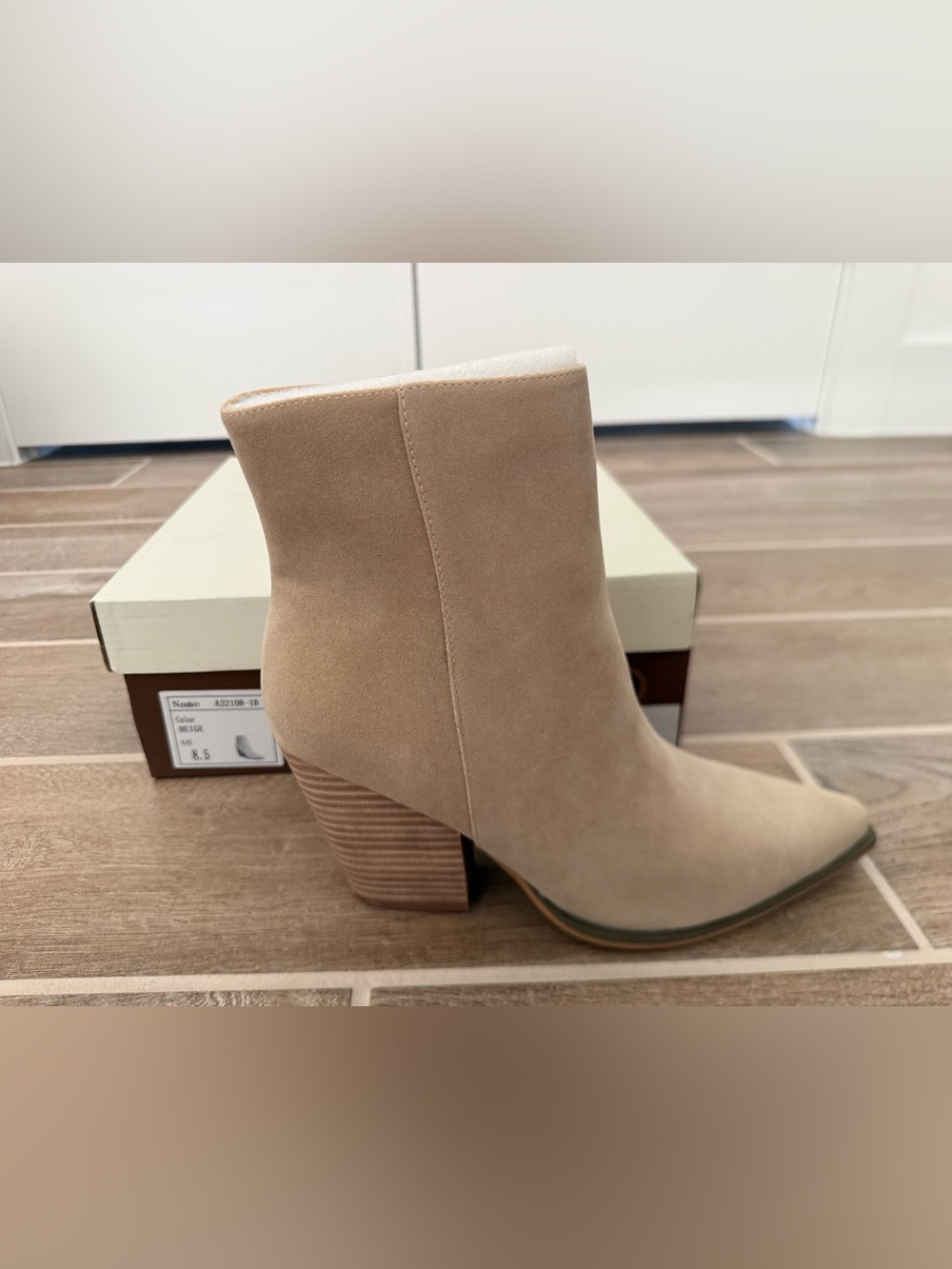 Classic Pointed Beige Tan Suede Ankle Bootie Block Heel Sz 8.5 Oasis Society